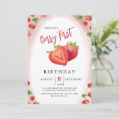Aardbeienbes Eerste Verjaardag Meisje Uitnodiging (Staand voorkant)