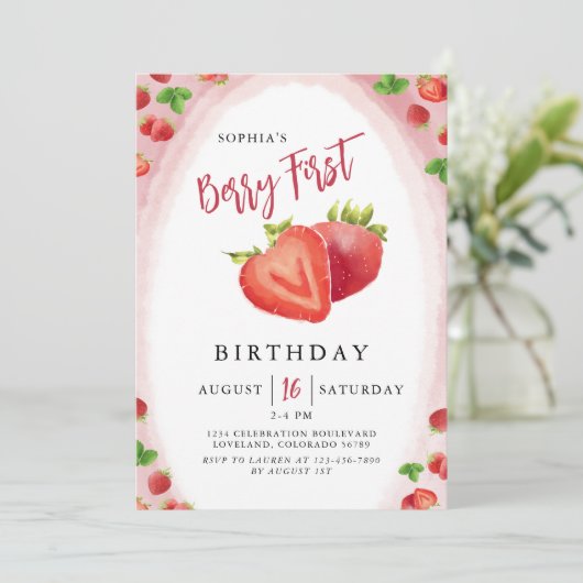 Aardbeienbes Eerste Verjaardag Meisje Uitnodiging (Staand voorkant)