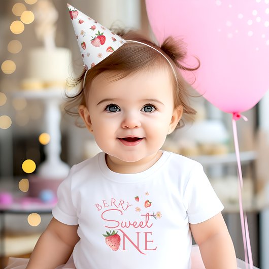 Aardbeienbessen eerste feest feesthoedjes