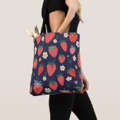 Aardbeienbloemen en -vruchten: decoratief patroon tote bag (Dichtbij)