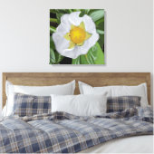 Aardbeienbloesem uitgerekt canvas Print (Insitu (Slaapkamer))
