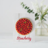 Aardbeiencake met munt op wit hout feestdagenkaart (Staand voorkant)