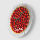 Aardbeiencake met munt op wit hout grote klok (Hoek)