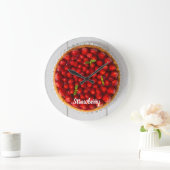 Aardbeiencake met munt op wit hout grote klok (Huis)