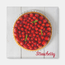 Aardbeiencake met munt op wit hout