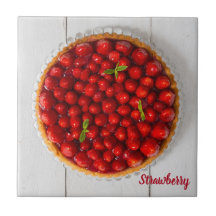 Aardbeiencake met munt op wit hout