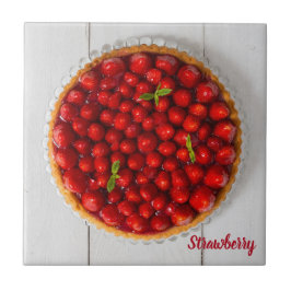 Aardbeiencake met munt op wit hout tegeltje