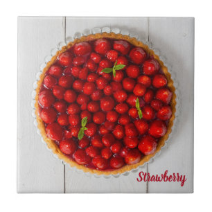 Aardbeiencake met munt op wit hout tegeltje