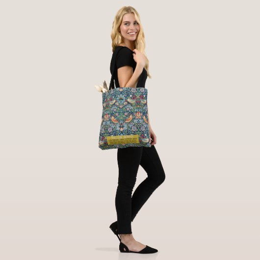 Aardbeiendief - Ontwerp van William Morris Tote Bag (Op model)