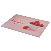 Aardbeienfruit in een kom op roze familienaam snijplank (Hoek)