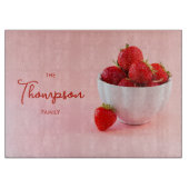 Aardbeienfruit in een kom op roze familienaam snijplank (Voorkant)