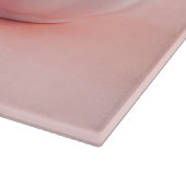 Aardbeienfruit in een kom op roze familienaam snijplank (Hoek)