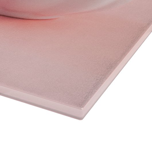 Aardbeienfruit in een kom op roze familienaam snijplank (Hoek)