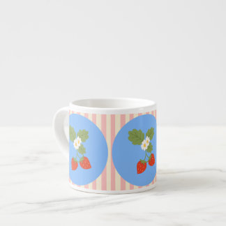 Aardbeienfruit met roze en crèmekleurige strepen m espresso kop