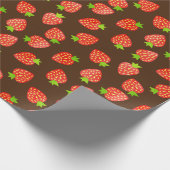 Aardbeienfruitpatroon  bruin of aangepast cadeaupapier (Hoek)
