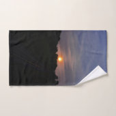 Aardbeienmaan boven de spoorweg bad handdoek (Handdoek)