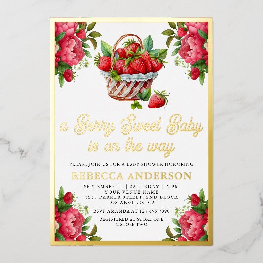 Aardbeienmand Berry Sweet Baby shower Gold Folie Uitnodiging (Voorkant)