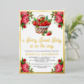 Aardbeienmand Berry Sweet Baby shower Gold Folie Uitnodiging (Staand Voorkant)