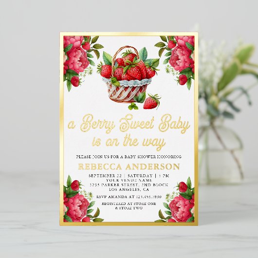 Aardbeienmand Berry Sweet Baby shower Gold Folie Uitnodiging (Staand Voorkant)