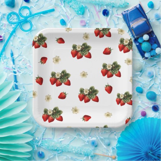Aardbeienpapier borden met bloesems op wit papieren bordje (Feest)