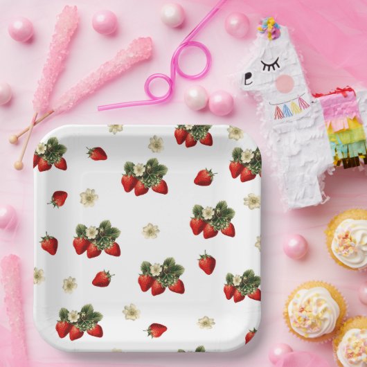 Aardbeienpapier borden met bloesems op wit papieren bordje (Feest)