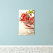 Aardbeiensap met vers yoghurt canvas afdruk (Insitu (Houten vloer))