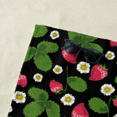 Aardbeienvelden op zwart strandlaken (In situ)