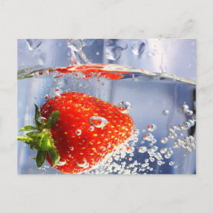 Aardbeienvruchten in een prachtige waterfotografie briefkaart