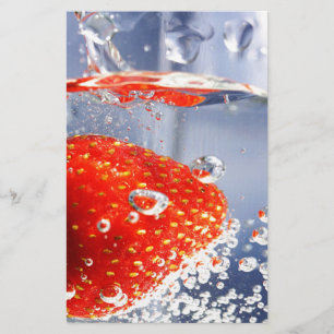 Aardbeienvruchten in een prachtige waterfotografie briefpapier