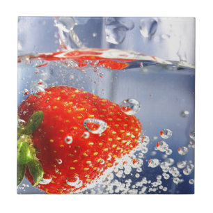 Aardbeienvruchten in een prachtige waterfotografie tegeltje