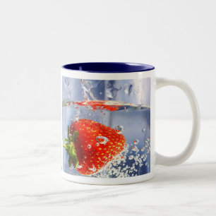 Aardbeienvruchten in een prachtige waterfotografie tweekleurige koffiemok