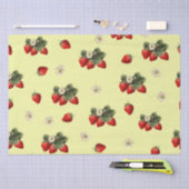 Aardbeienweefselpapier met bloesems op geel tissuepapier (Craft)