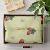 Aardbeienweefselpapier met bloesems op geel tissuepapier (Geschenk)