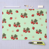 Aardbeienweefselpapier met bloesems op groen tissuepapier (Craft)
