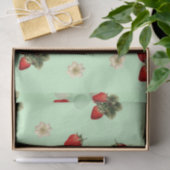 Aardbeienweefselpapier met bloesems op groen tissuepapier (Geschenk)