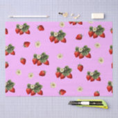 Aardbeienweefselpapier met bloesems op roze tissuepapier (Craft)