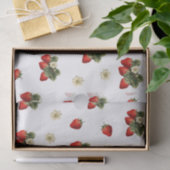 Aardbeienweefselpapier met bloesems op wit tissuepapier (Geschenk)
