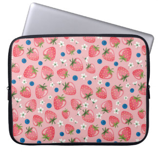 Aardbeienzomer, cartoon meisjesachtergrond. laptop sleeve
