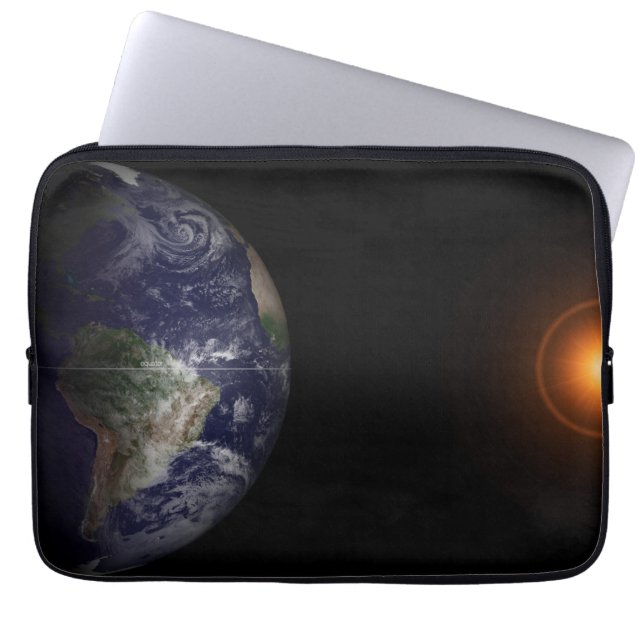 Aarde aan de Equinox. Laptop Sleeve (Voorkant)