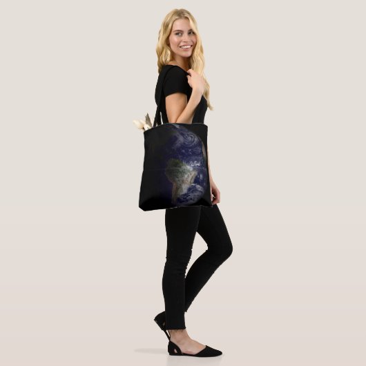 Aarde aan de Equinox. Tote Bag (Op model)