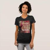 Aarde Elegante Leeuw: Hakuna Matata Textured Desig T-shirt (Voorkant volledig)
