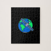 Aarde en satelliet in de ruimte legpuzzel (Verticaal)