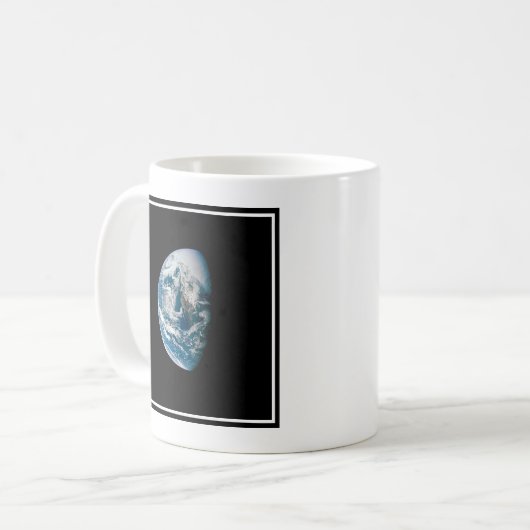 Aarde genomen van de Apollo 13 ruimtesonde. Koffiemok (Voorkant links)