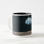 Aarde gezien van de maan tweekleurige koffiemok (Voorkant links)