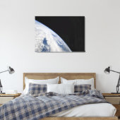 Aarde-horizon en de duisternis van de ruimte canvas afdruk (Insitu (Slaapkamer))