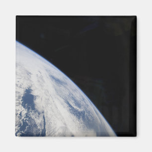 Aarde-horizon en de duisternis van de ruimte magneet