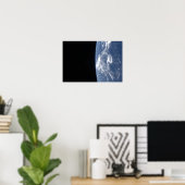 Aarde-horizon en de duisternis van de ruimte poster (Thuiskantoor)