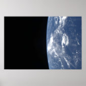 Aarde-horizon en de duisternis van de ruimte poster (Voorkant)