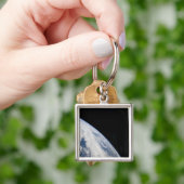 Aarde-horizon en de duisternis van de ruimte sleutelhanger (Hand)