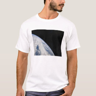Aarde-horizon en de duisternis van de ruimte t-shirt